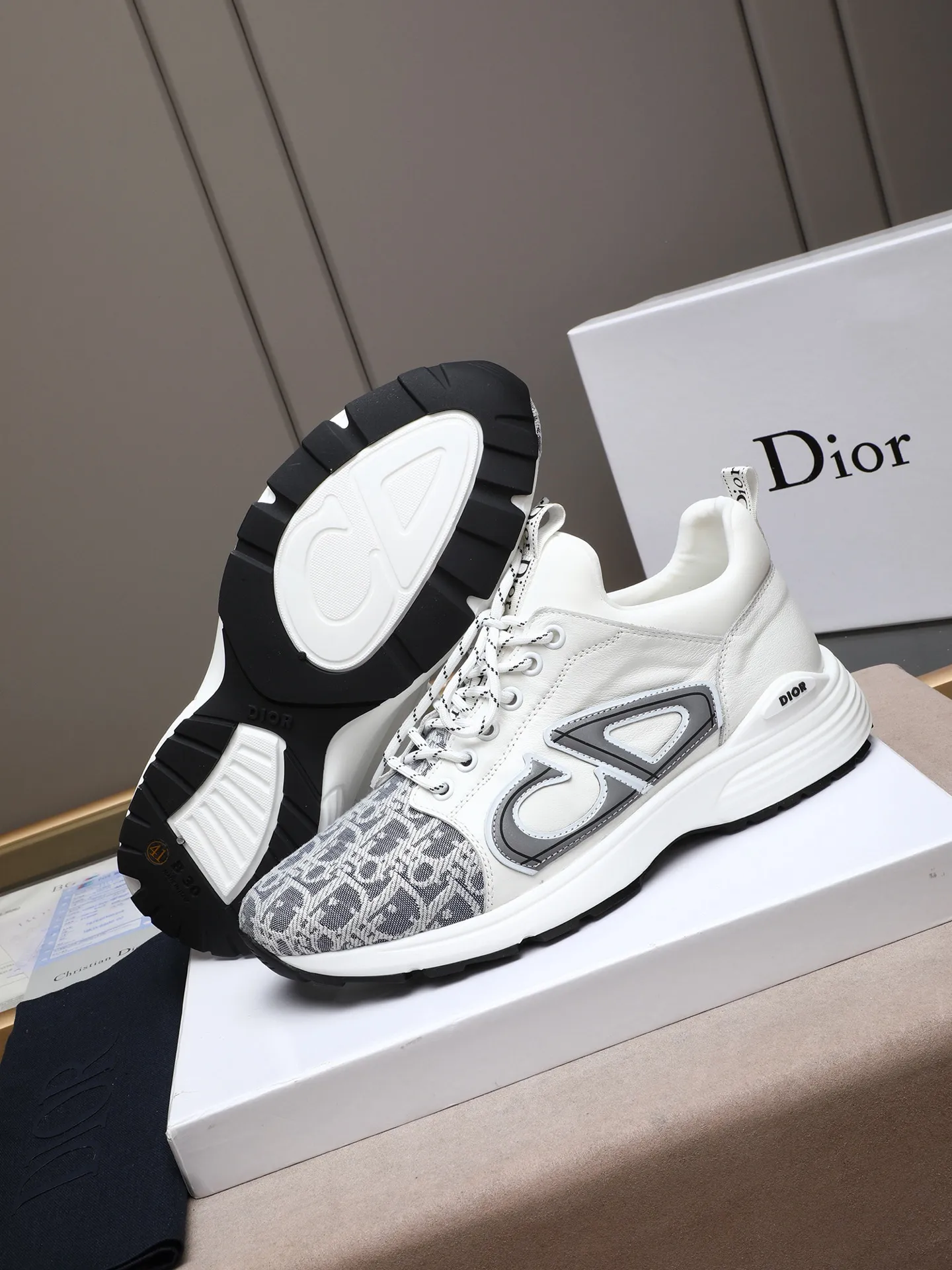 Men's shoes 💰460 💰Dior [Dior] 😘😘High-end series of casual men's shoes, simple and elegant👍👍👍The upper is made of first-layer genuine leather spliced ​​with Dior's special material [sun][sun]; imported first-layer sheepskin lining; special outsole, wear-resistant, lightweight, the overall design is harmonious and unified without lacking personality 👣🌟✨You deserve it! 5 colors😍Sizes 38~44. (45 custom-made) The picture above is a big seller🔥🔥🔥